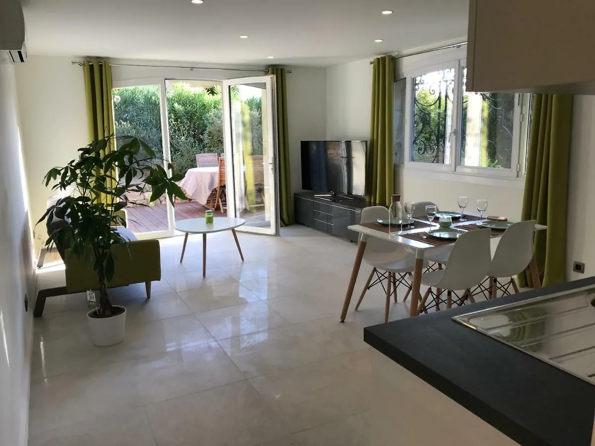 Villa Le Nautile à Hyères 0*,